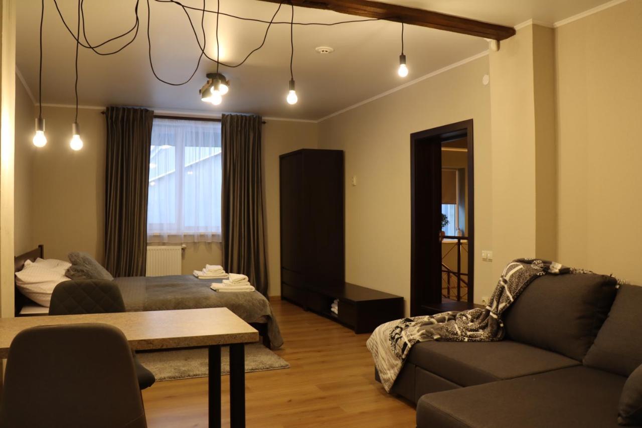 Family Room,1743478044:JPEG