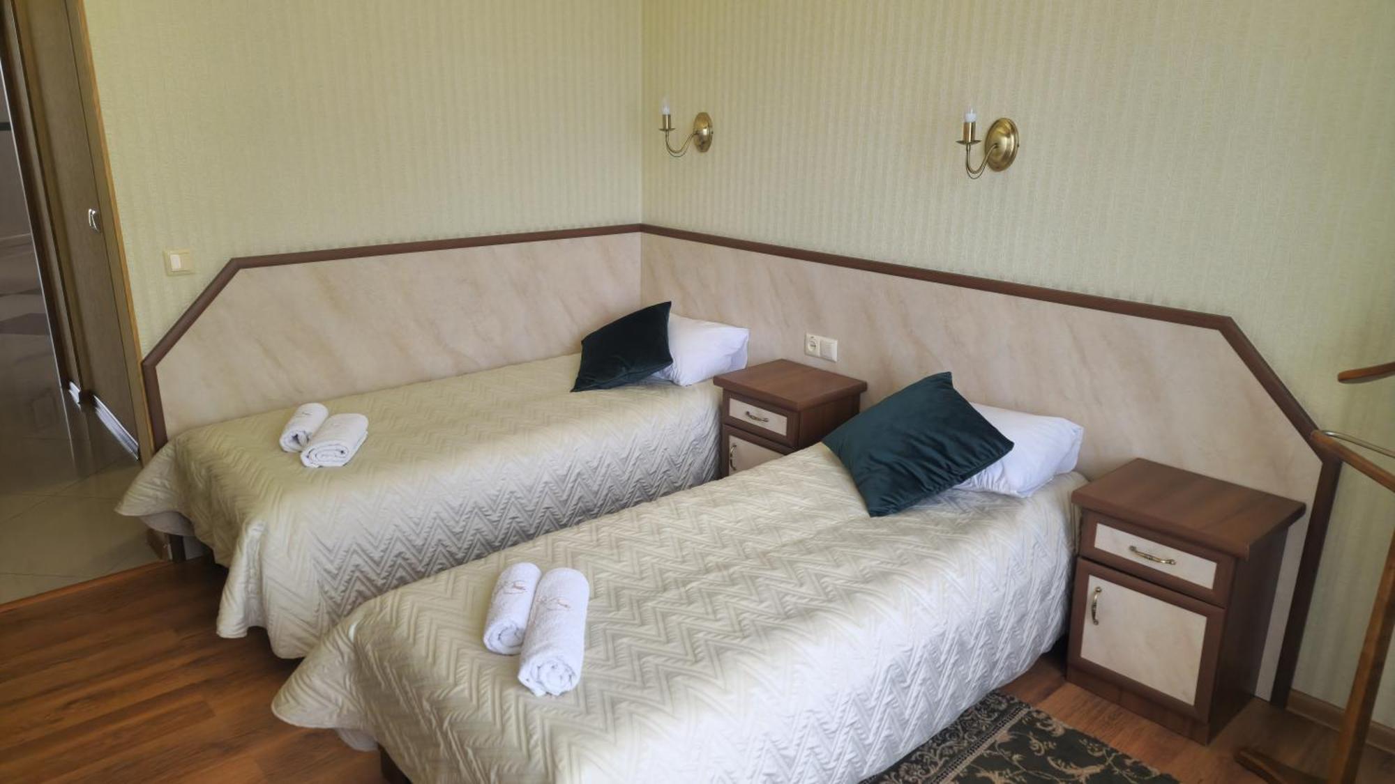 Двомісний номер з 2 окремими ліжками та видом на гори