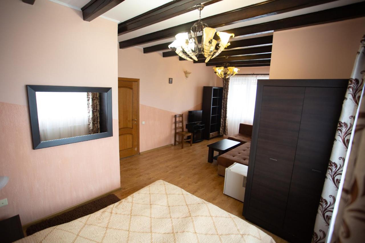 Suite Balcony,739275136:JPEG