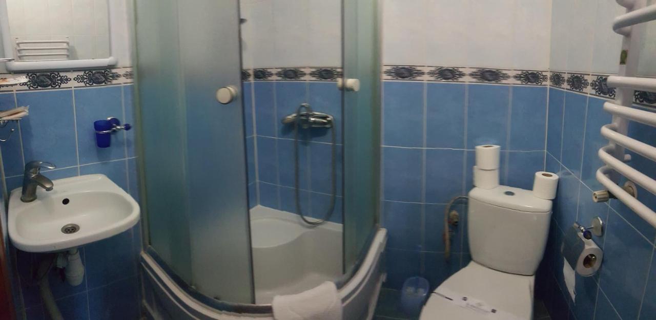Family Room Private Bathroom,1070310400:JPEG