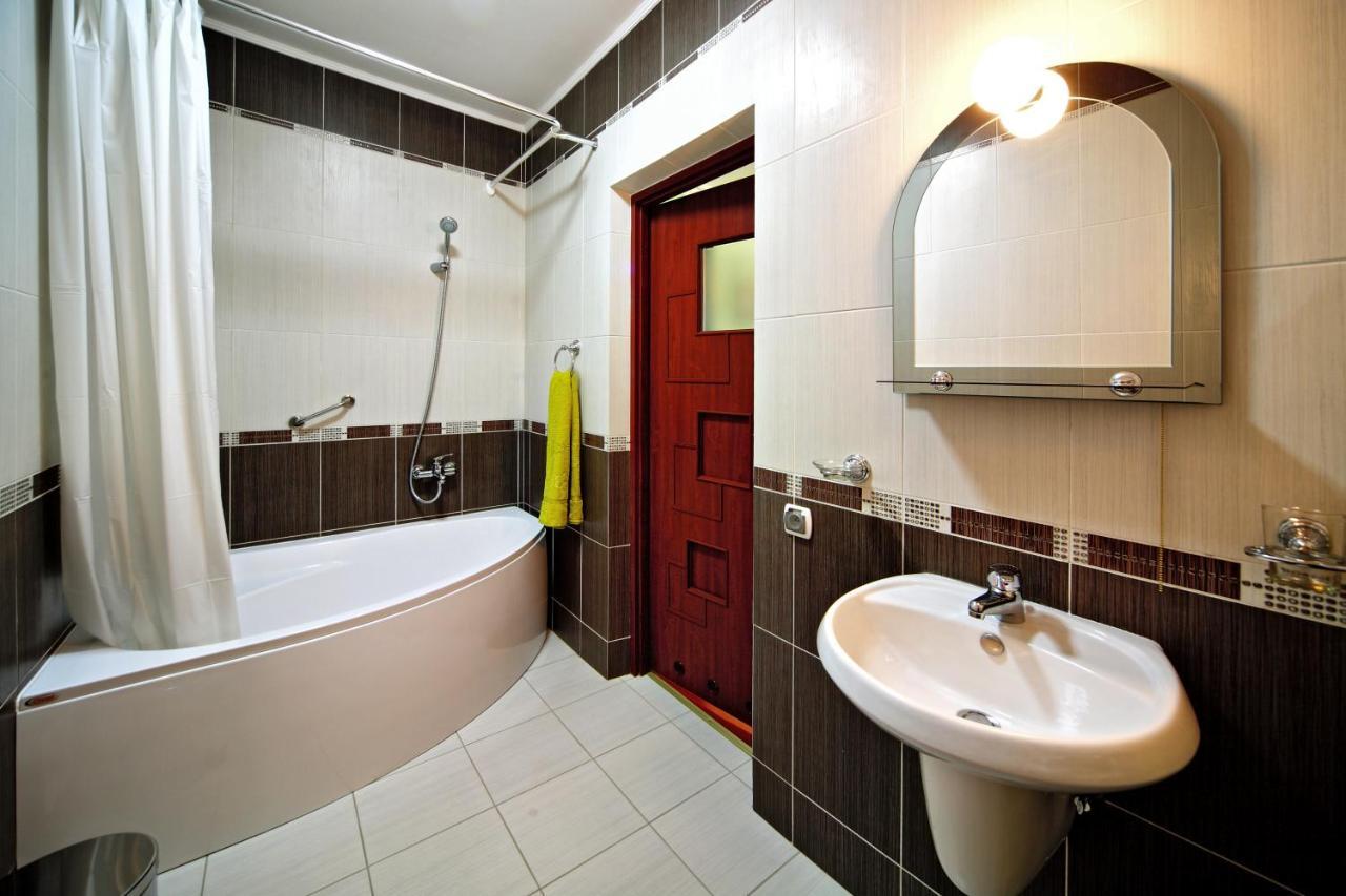 Triple Room Bath,1229089108:JPEG