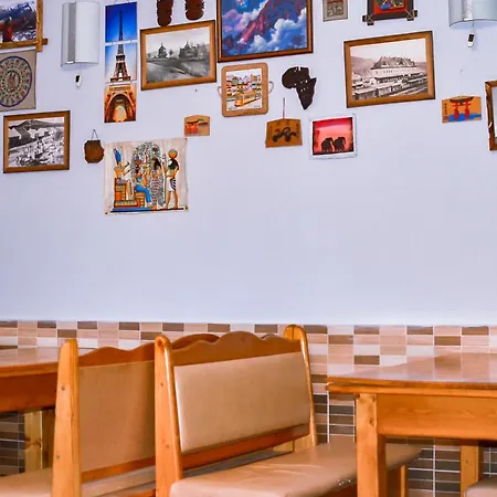 Guest House Mandrivnyi Rooms&Apartments-3