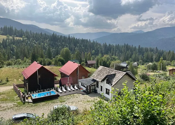 Готель Mountain White House гостинний двір Микуличин